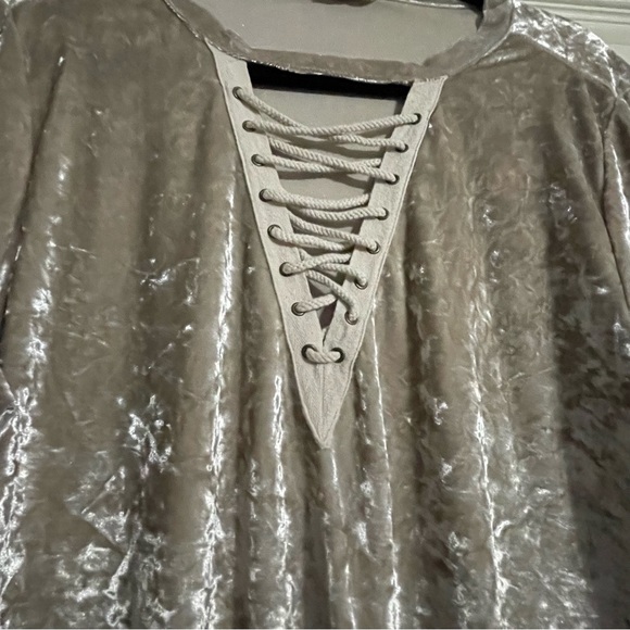 Entro Velvet Lace Vneck - Picture 2 of 3